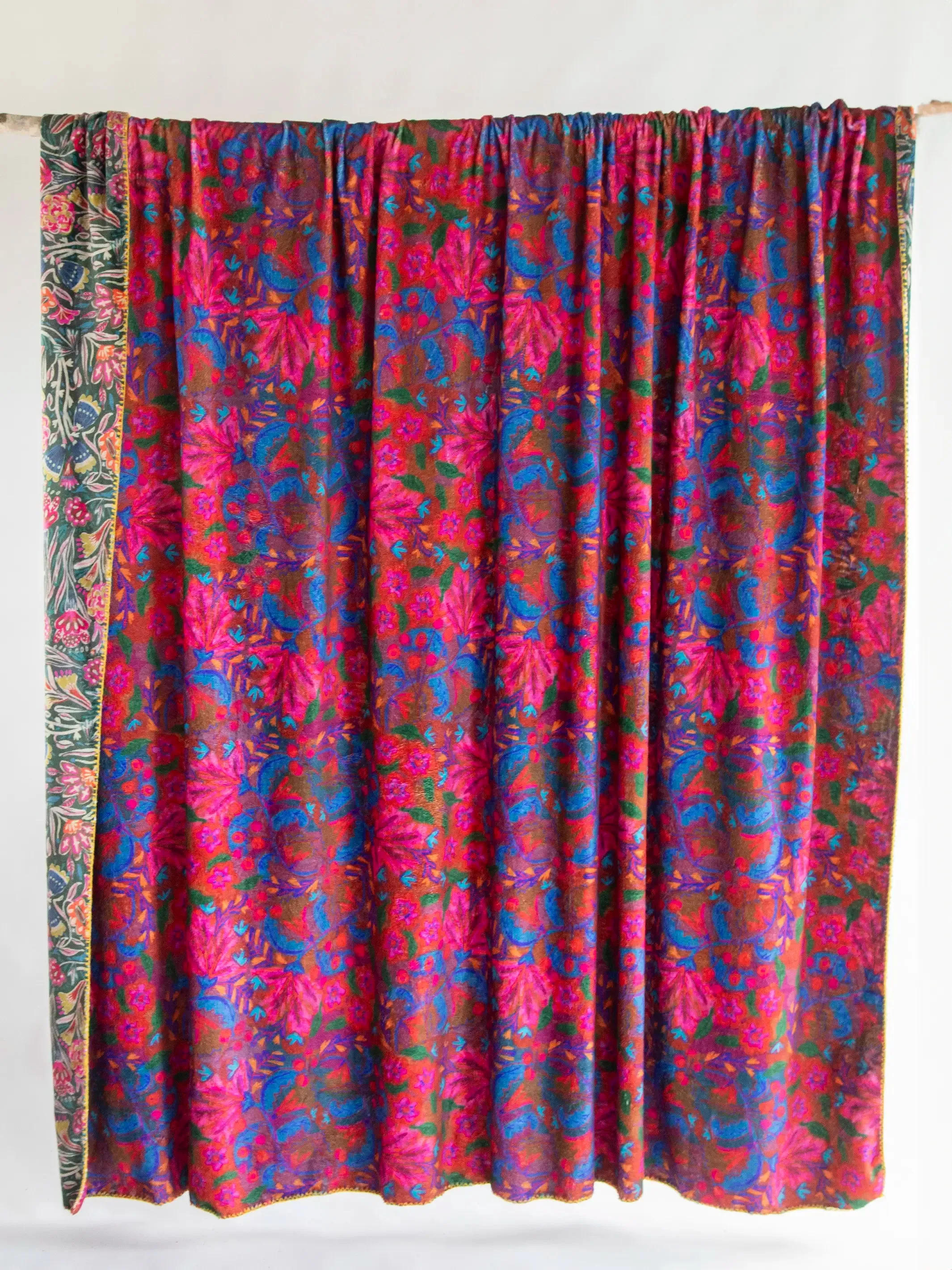 Double-Sided Cozy Bed Blanket - Green Lined Floral