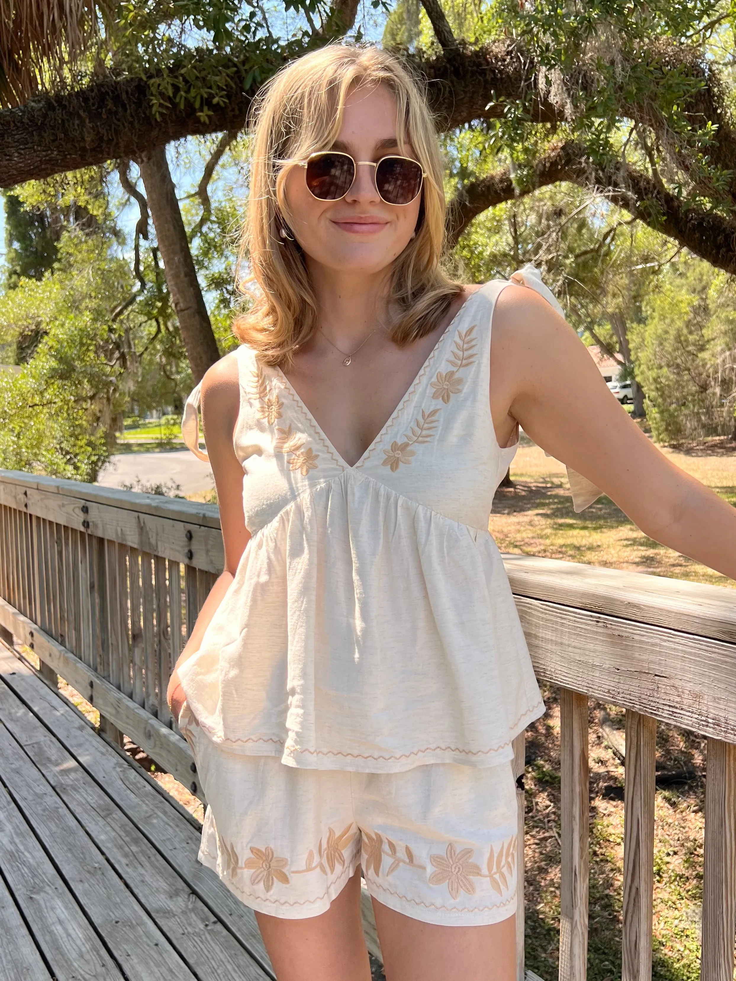 JADE EMBROIDERED SHORTS IN OATMEAL