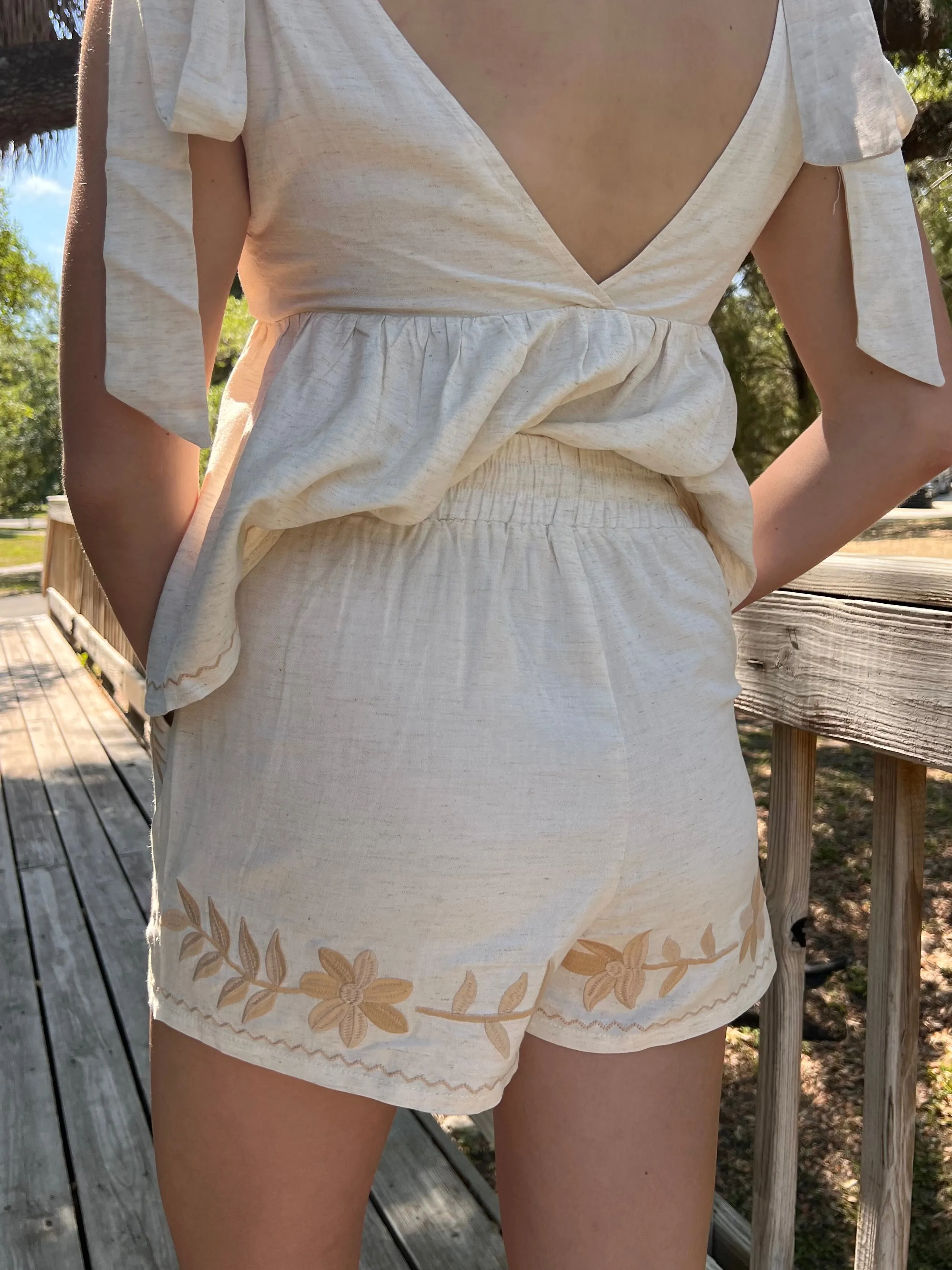 JADE EMBROIDERED SHORTS IN OATMEAL