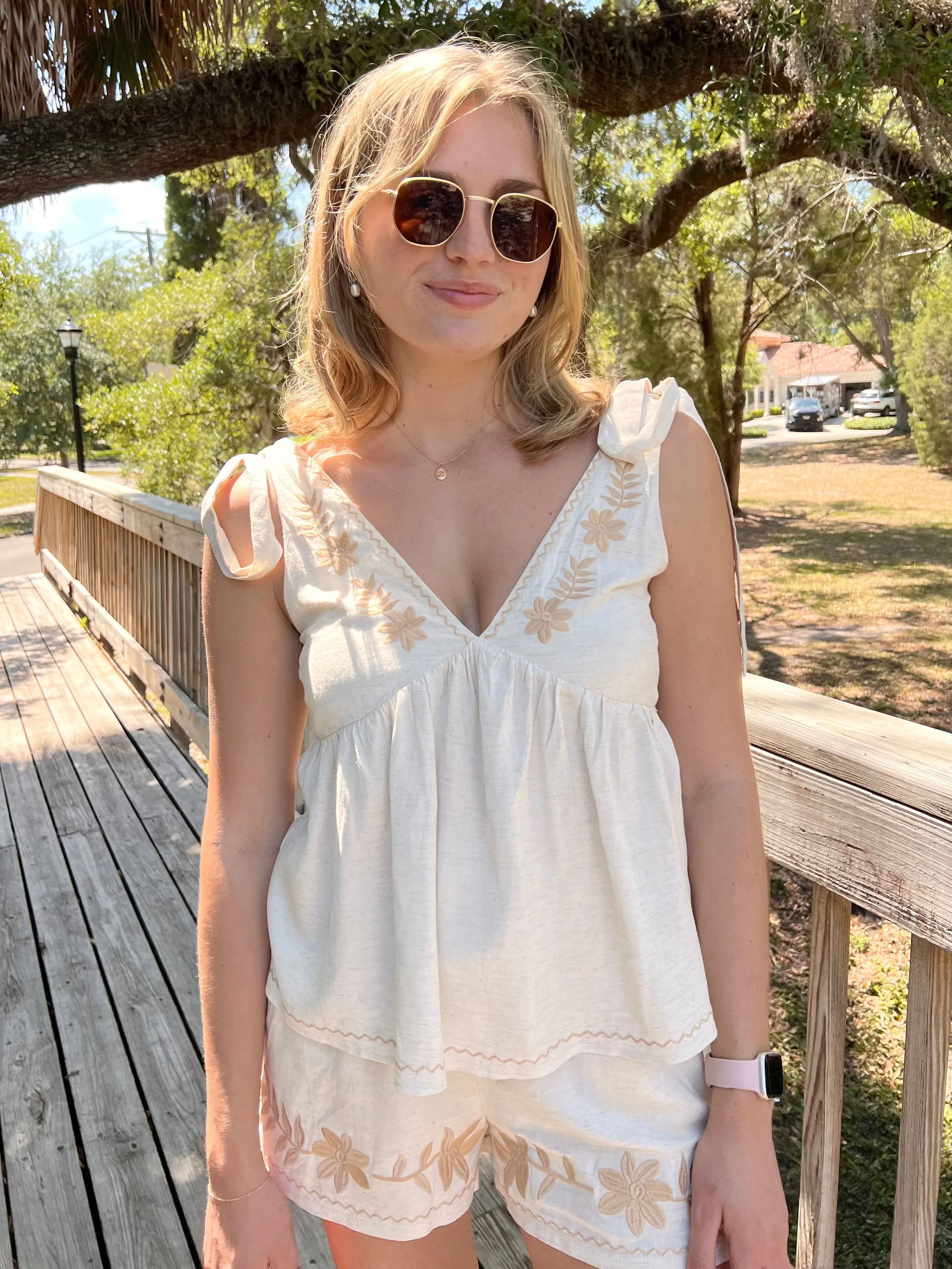 JADE EMBROIDERED SHORTS IN OATMEAL