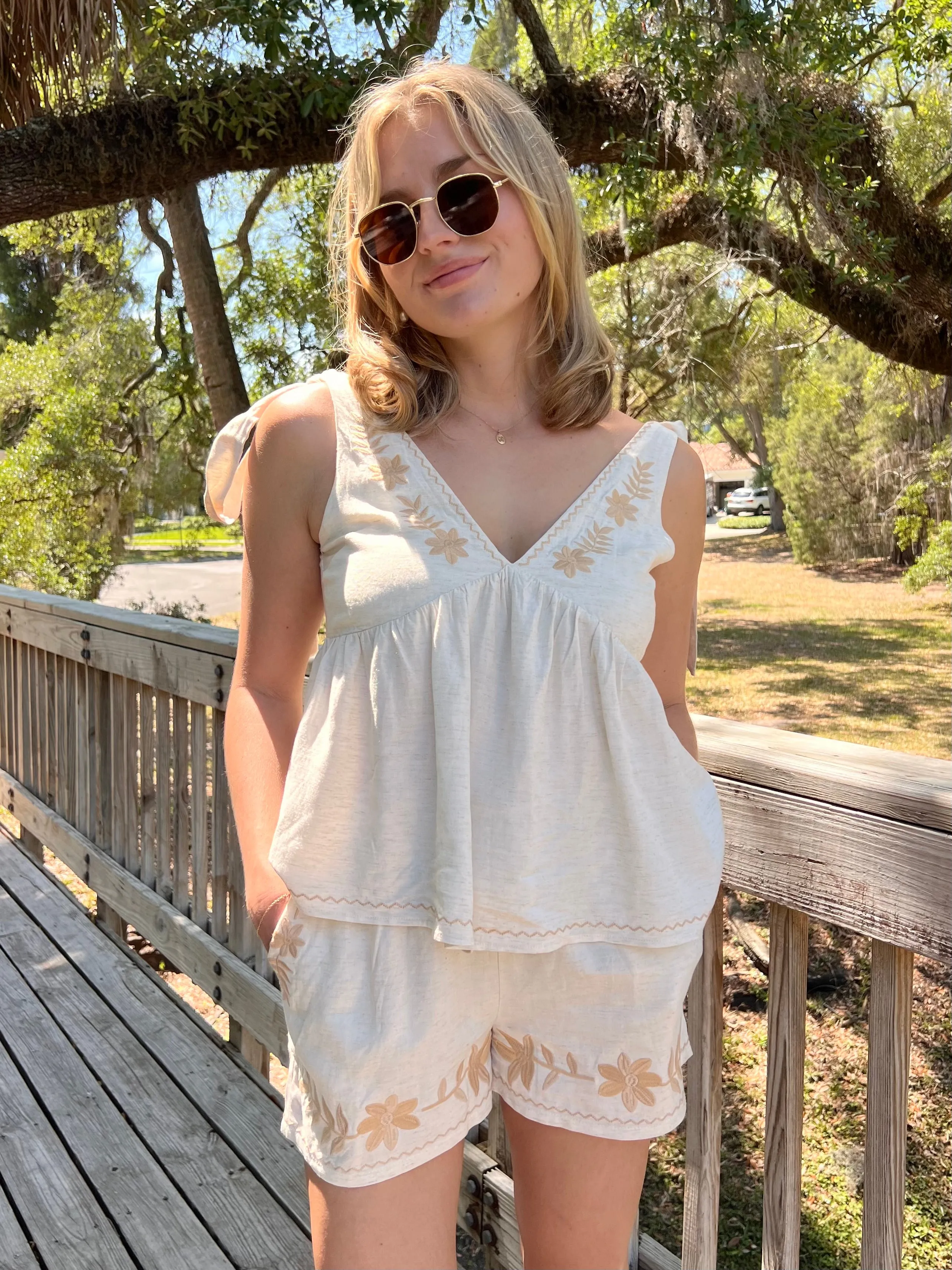 JADE EMBROIDERED SHORTS IN OATMEAL